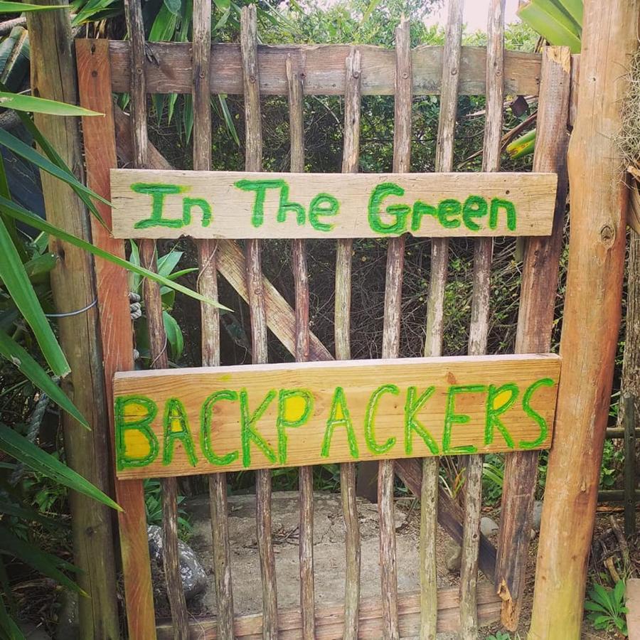 In The Green Backpackers Morgan's Bay Exterior photo